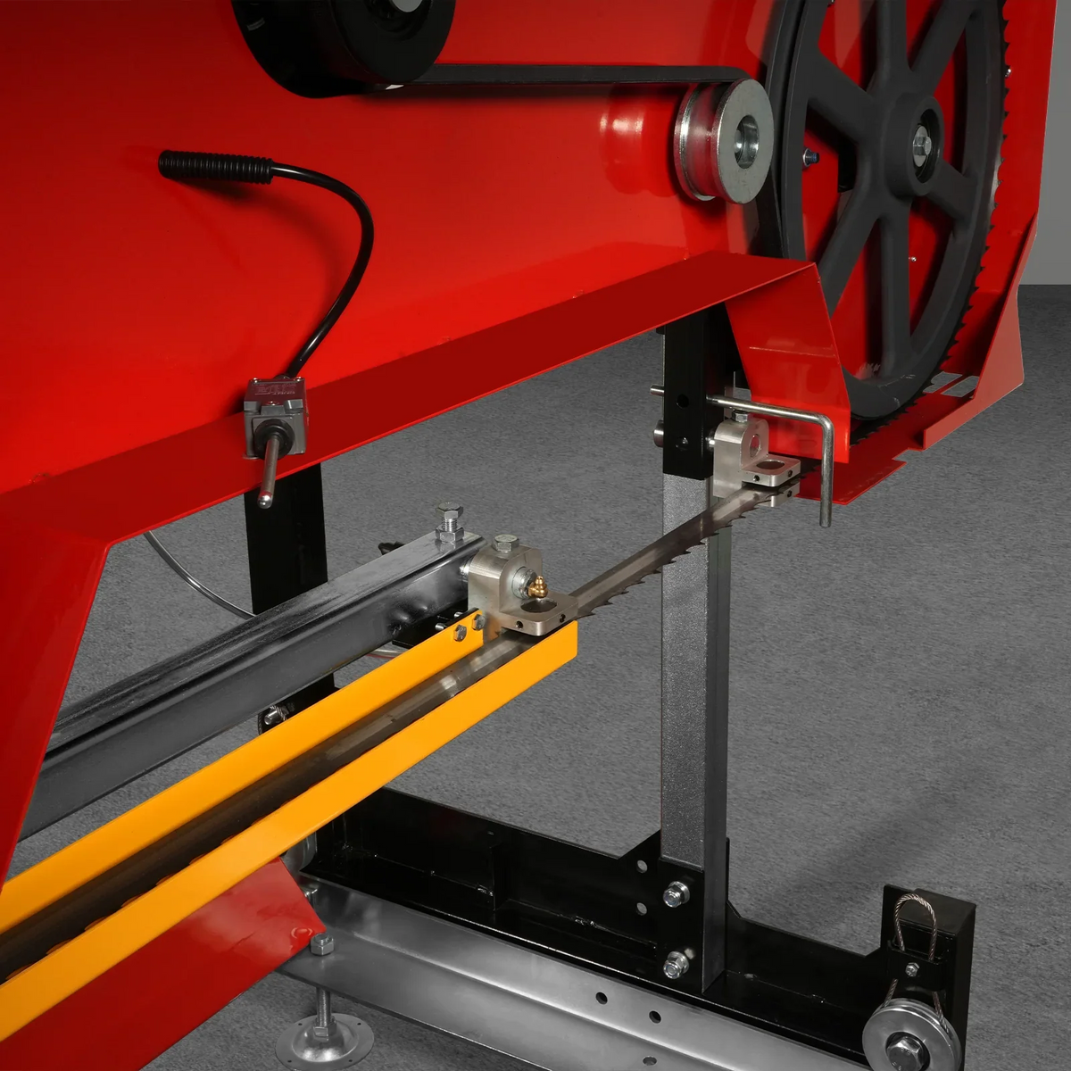 32" Portable Sawmill,  420cc 15HP DUCAR E-Start Gasoline Engine,  29" Board Width,  13' Track Length ,  SM32